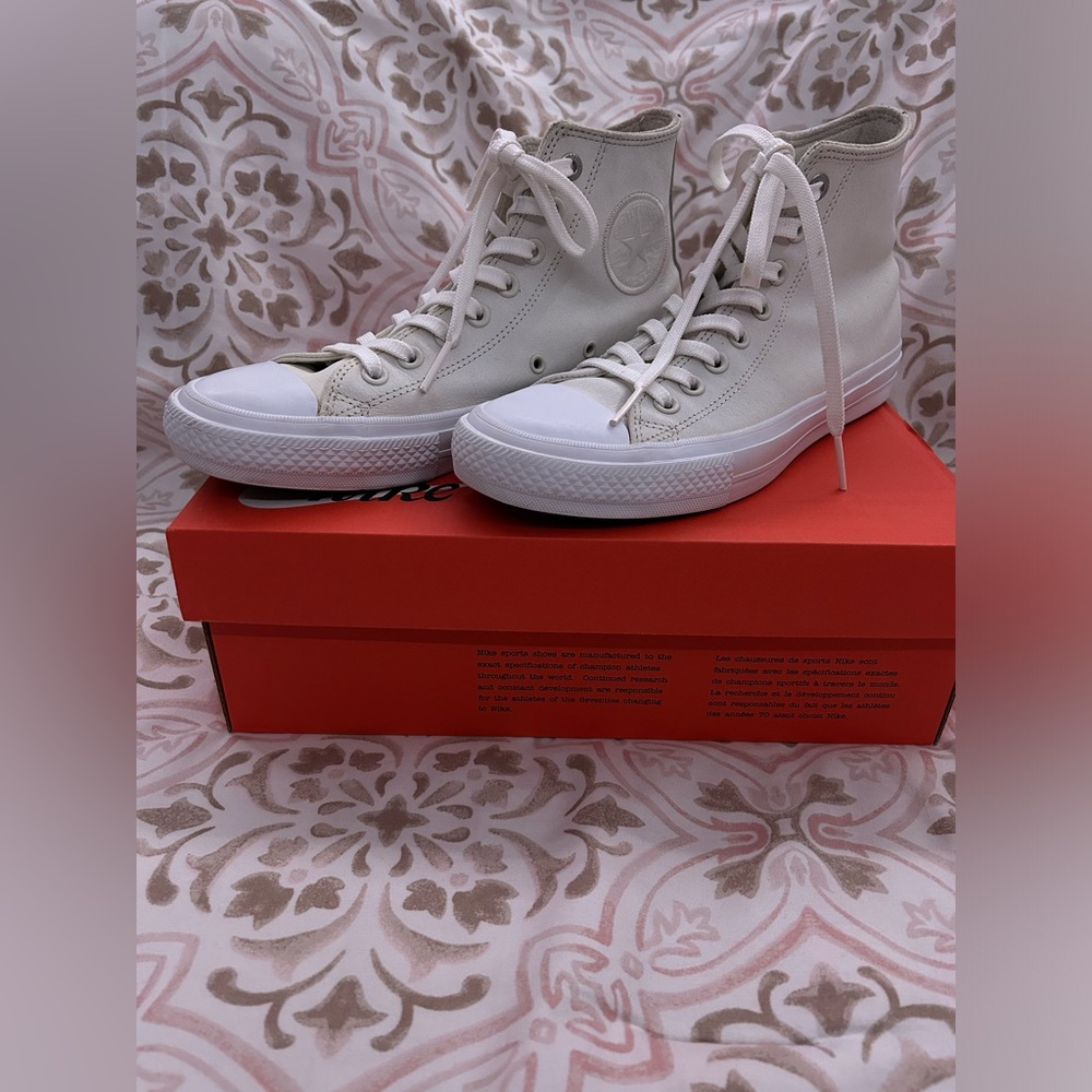 High top Converse Chuck 2 White Canvas w/ Lunarlon Sz 9